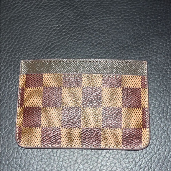 Louis Vuitton Card Holder with Distinctive Checkered Pattern - Picture 6 of 6